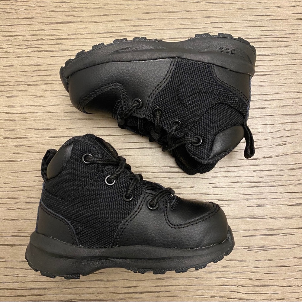 Sold: Nike Manoa 5c